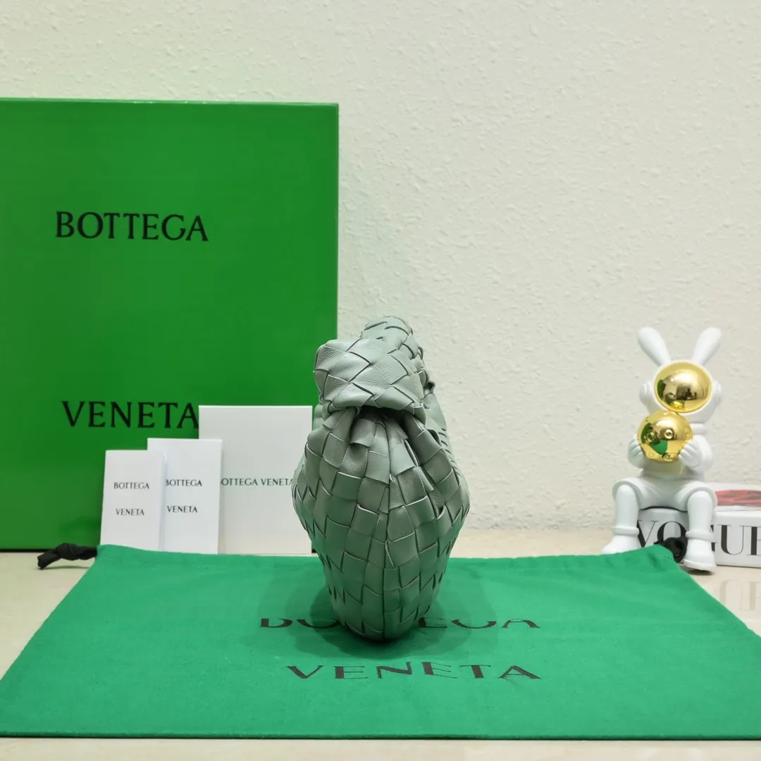 Batch 1120 BV Bottega Veneta's new early spring women's MINI JODIE handbag BV bag 🔥The new method is based on the original rounded corners, knotted with classic woven leather round hobo bag, The most iconic triangular pull-out design, using sheepskin draped soft shape, is super suitable for concave shapes~ Jodie feels really gentle to people, and is definitely the best item for daily matching. It has the same weave, new elements and twists, is compact and versatile, and is the new favorite of street style Internet celebrities! Dimensions: 23x28x8 Model: 6699-1, Color: Sage